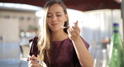 Cómo Mantener una Dieta Saludable Mientras se Viaja